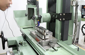 processamento de retificação de superfícies de metal duro