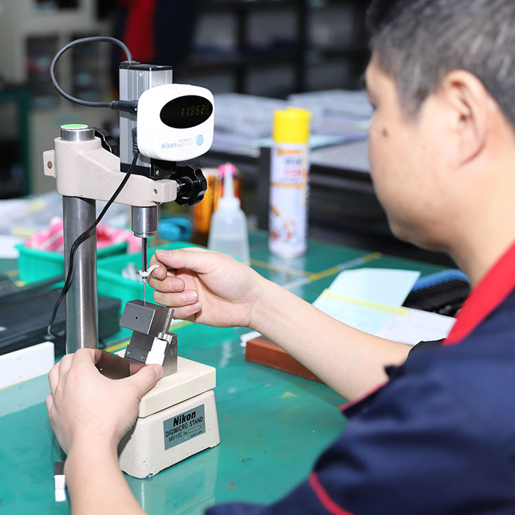 De hardmetalen slijpbewerking inspecteren